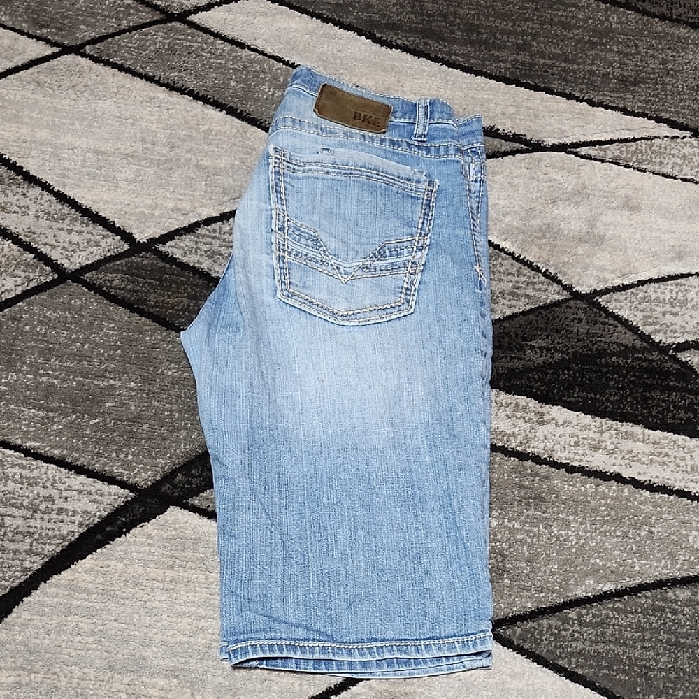 BKE TYLER EMBROIDERED CONTRAST STITCH DOUBLE BACK POCKETS DENIM SHORTS
